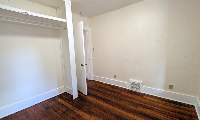 Building Photo - 1868 Manz St