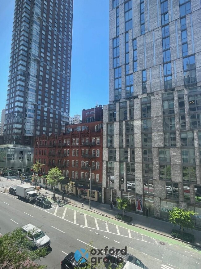Building Photo - 3 bedroom in NEW YORK NY 10128