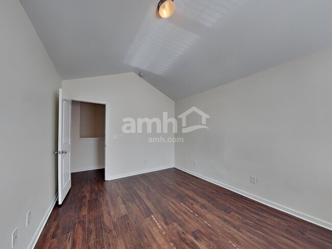 Building Photo - 147 Biscayne Terrace