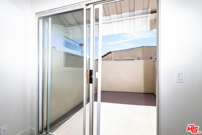 Building Photo - 13801 Oxnard St