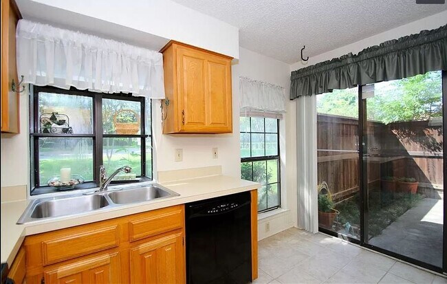Building Photo - 336 Melrose Dr