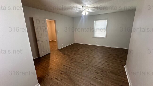 Building Photo - $1195 - 3 bed 1.5 bath - Single Family Hom...