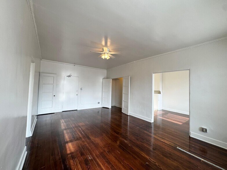 Building Photo - 901 S Kingsley Dr