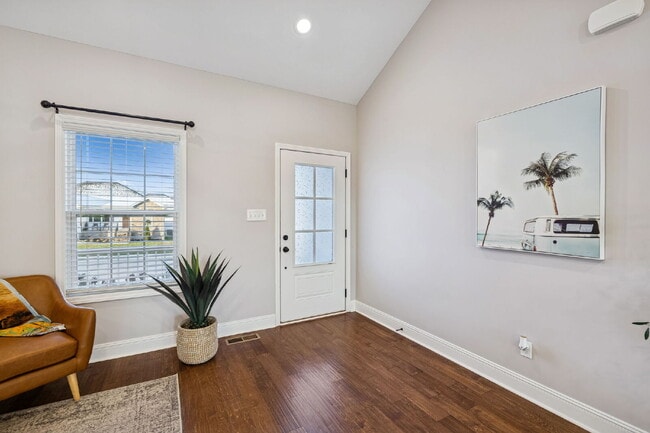 Building Photo - Quiet cut-de-sac living with country views!