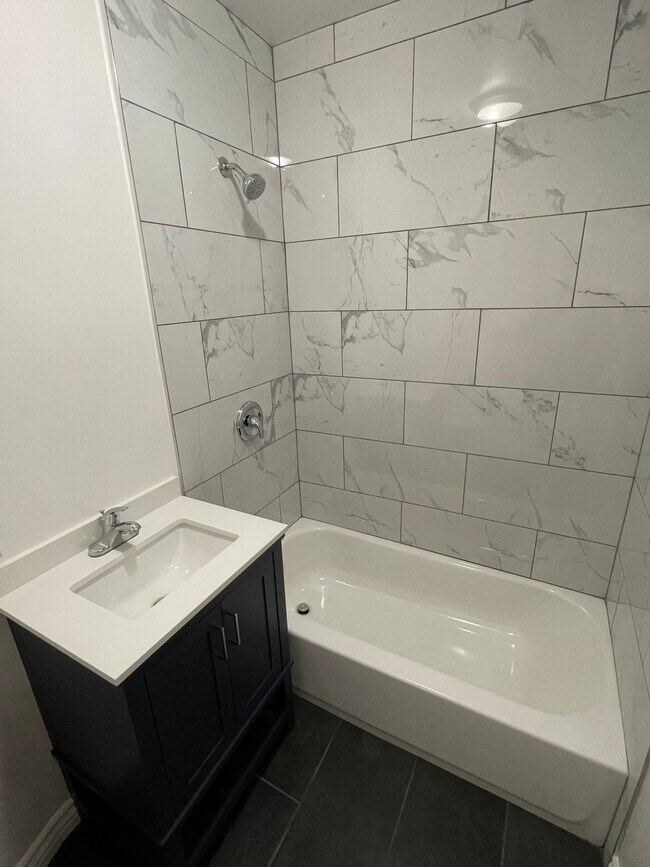 Bathroom - Sink/Shower - 1905 S Alma St