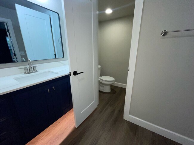 Building Photo - Modern 2 Bedroom Condo