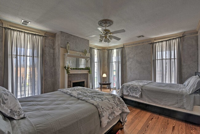 Building Photo - 2901 Broadway Avenue J