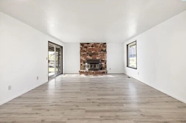 Building Photo - Stunning 4-Bedroom Modern Home in West Ric...
