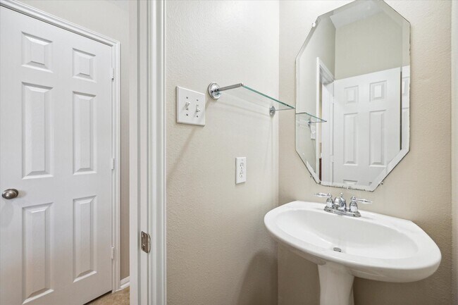 Building Photo - 30507 Russell Point Dr