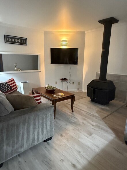 Building Photo - 1049 Danby Rd