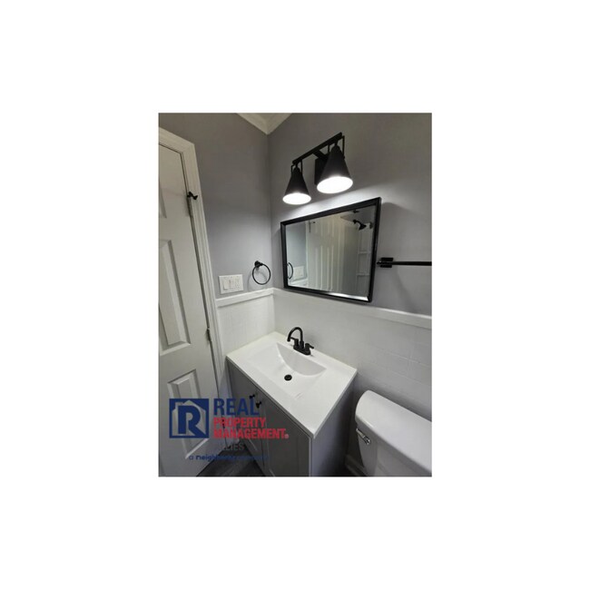 Building Photo - Fully Renovated and 10 minutes to downtown...