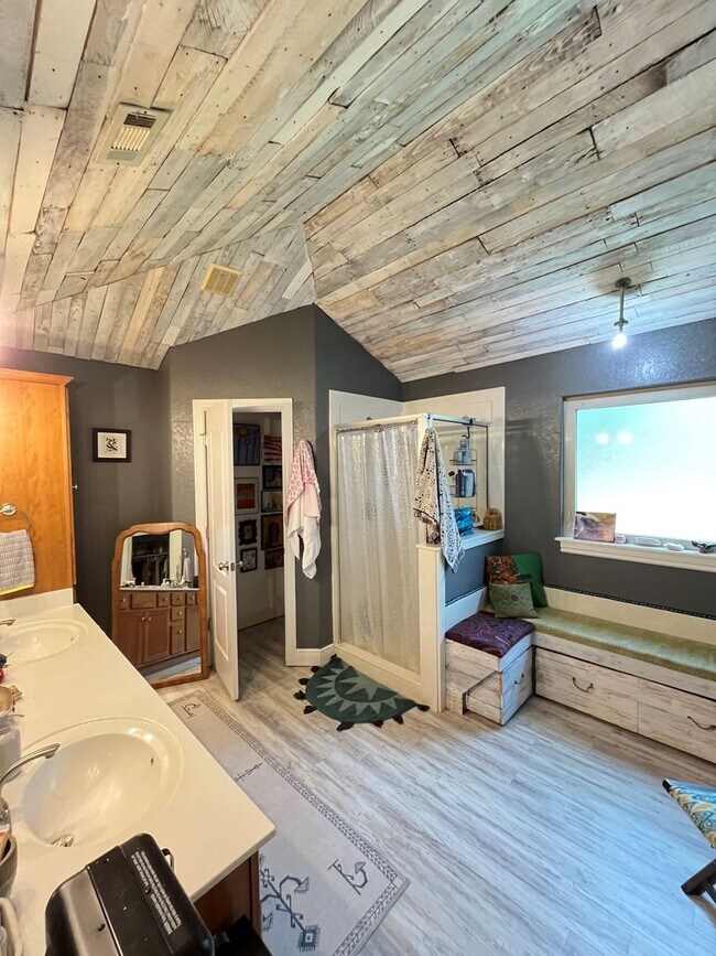 Building Photo - 3 bedroom 2 bath custom home, 2 car garage...