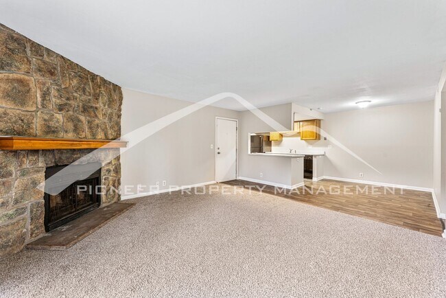 Building Photo - Spacious Condo with Washer/Dryer and Central AC
