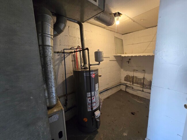 Building Photo - 528 N Jute St