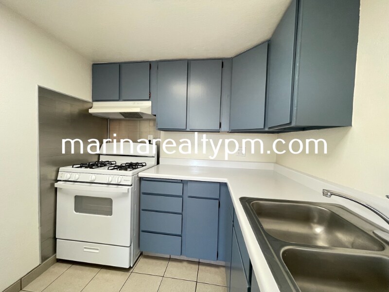 Building Photo - 240 Holly St