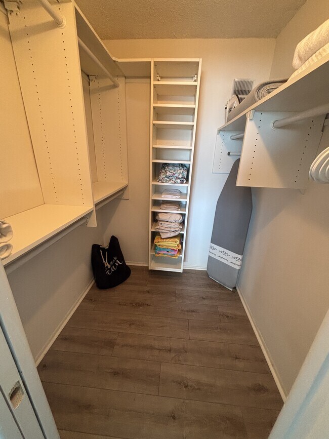 Building Photo - 4750 Cove Cir