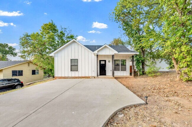 Building Photo - "Charming 3-Bed, 2-Bath Denison Home with Elegant Granite Countertops!"