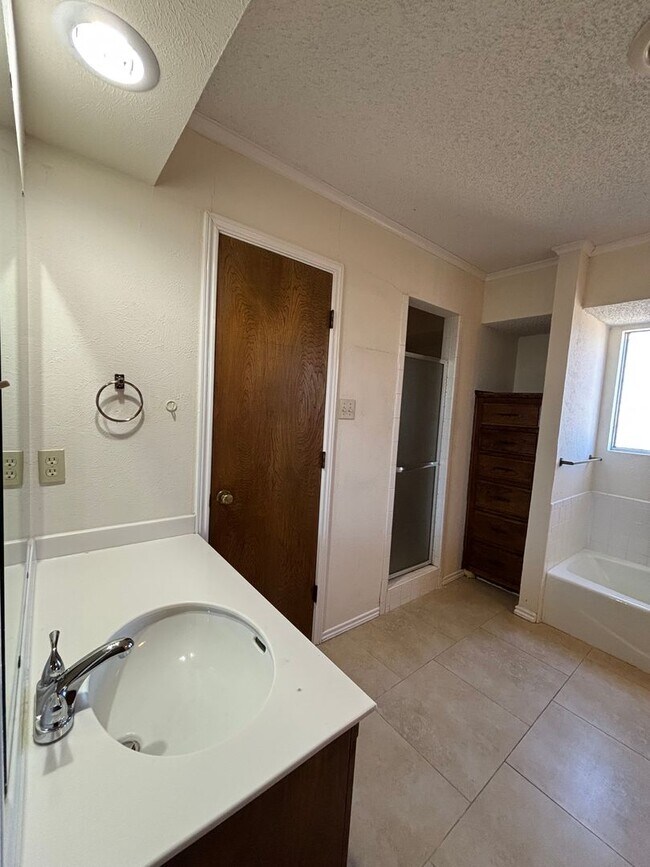 Building Photo - 6008-6010 Shelton St