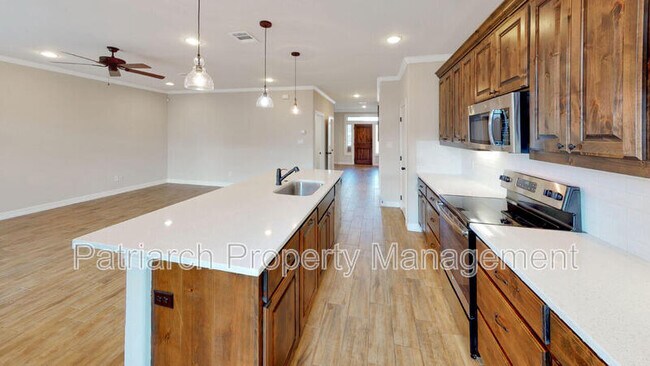 Building Photo - 911 Montclair Ave