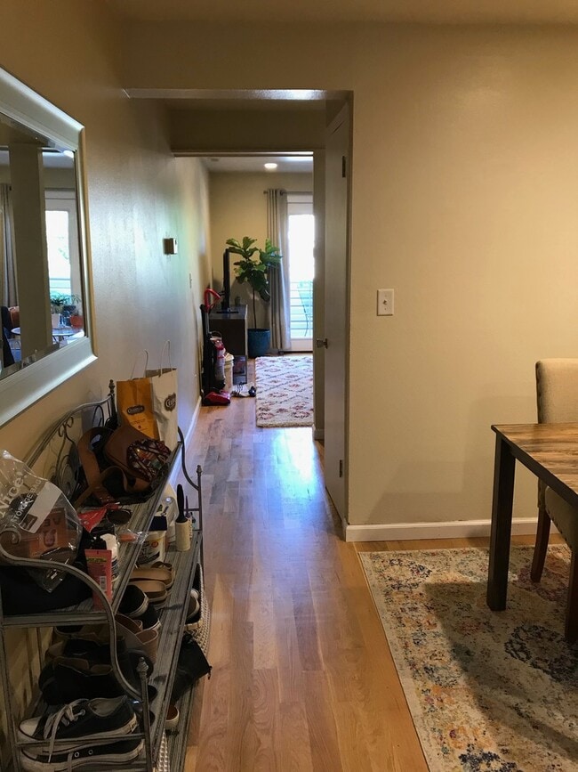 Building Photo - Updated Two Story 2 Bed 1 Bath Condo in Ce...