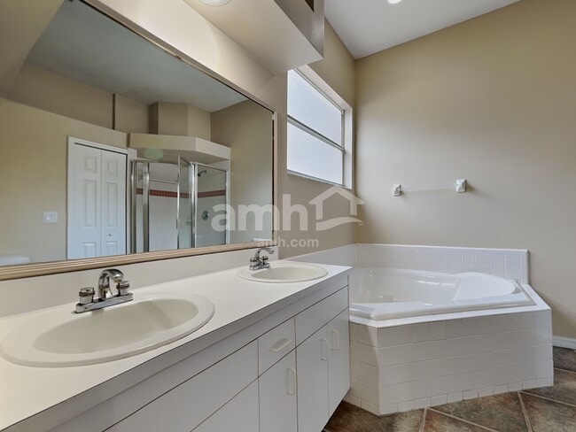 Building Photo - 2462 St Johns Ln