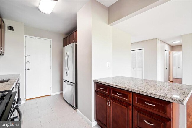 Building Photo - 10401 Grosvenor Pl