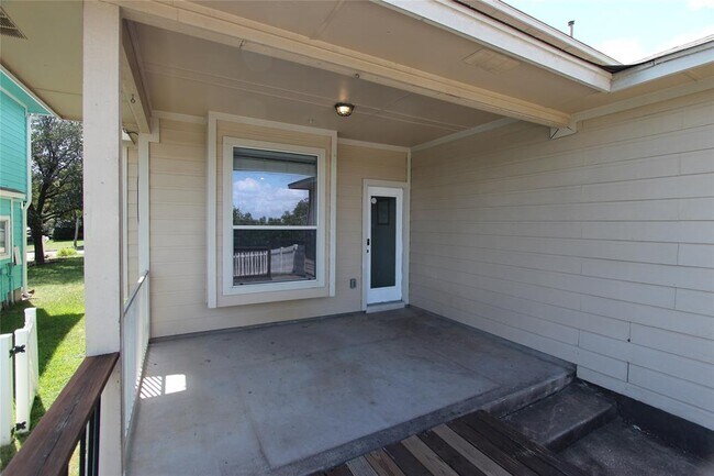 Building Photo - 316 Bandstand Ln