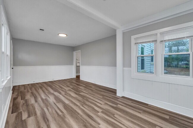 Building Photo - Stylish 2-Bedroom, 1-Bath Home with Contemporary Finishes ($1200/mo base rent***)