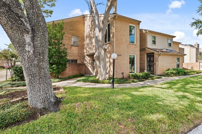 Building Photo - 1928 Augusta Dr