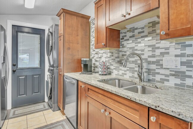 Building Photo - 214 9th St