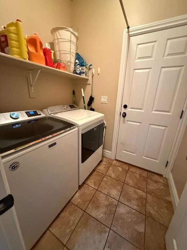 Building Photo - 3 Bedroom Townhome in Stansbury Park