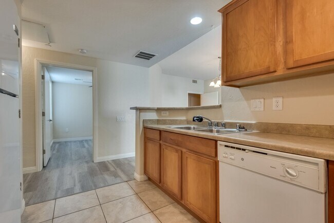 Building Photo - 6868 Sky Pointe Dr