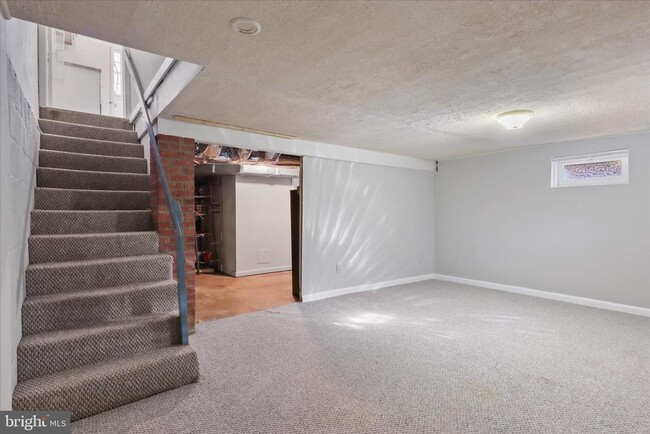 Building Photo - 6 E Myrtle St