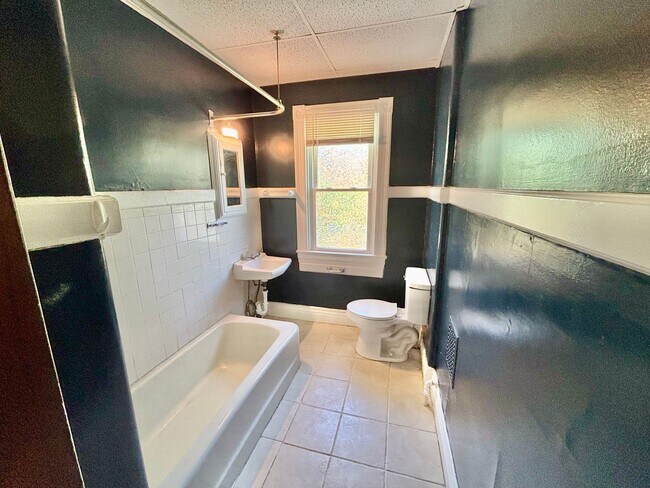 Building Photo - 2639 Northwestern Pkwy