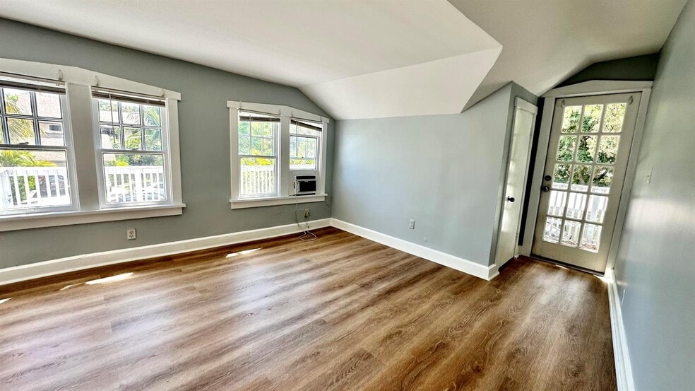 Building Photo - 313 S Lakeside Dr