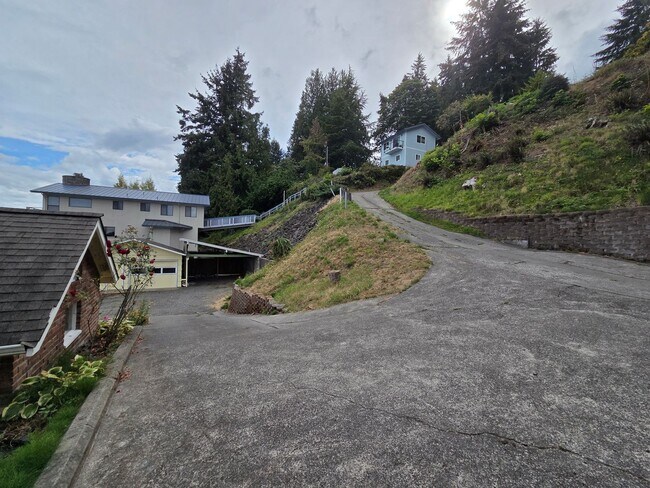 Building Photo - 1545 Colchester Dr E