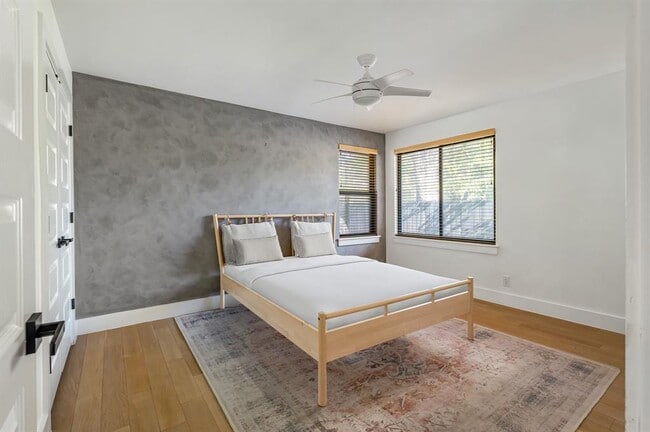 Building Photo - 1604 Elmhurst Dr