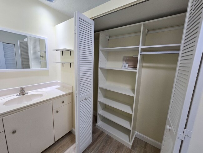 Building Photo - Penthouse in the Racquet Club annual rental!
