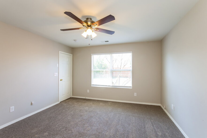 Building Photo - 5125 Valcourt Rd