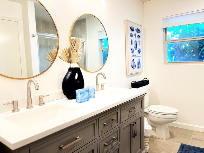 Building Photo - 602 N Shore Dr E