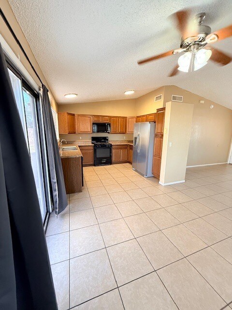 Building Photo - HOUSE FOR RENT