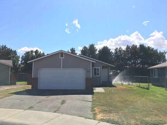 Building Photo - Close to Downtown and CWU!