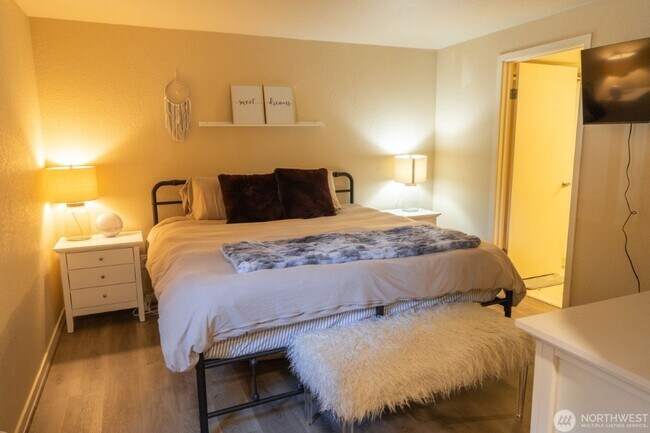 Building Photo - 2Bd/1.75Ba Kirkland Condo
