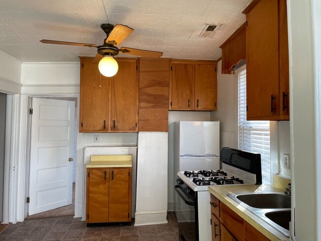 Building Photo - Charming older home close to downtown!