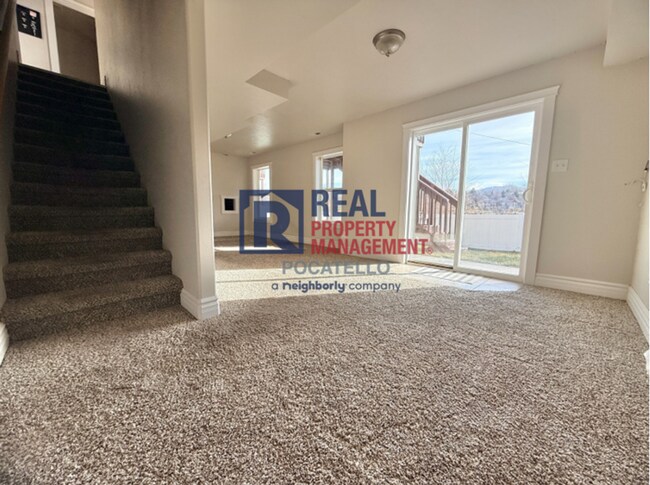 Building Photo - 3 bed 2.5 bath 2 car garage house - pets negotiable