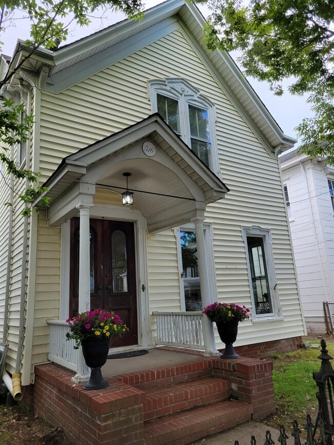 Primary Photo - 516 Main St