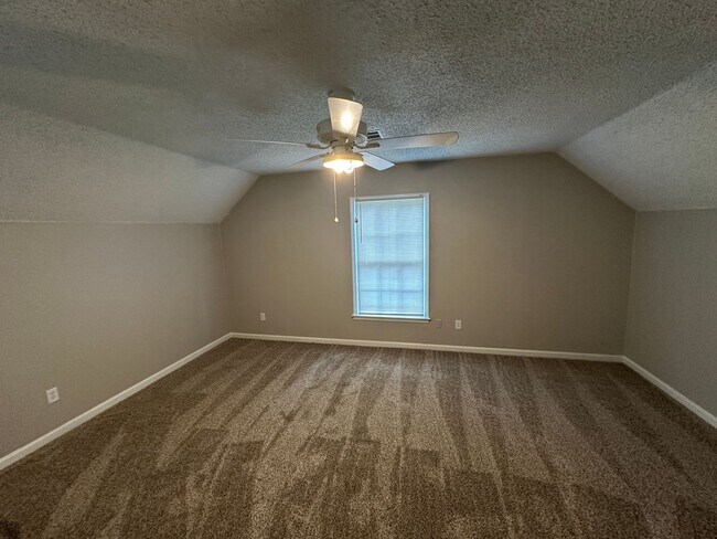 Building Photo - Spacious Home Freshly Painted and New Carpeted! Fully Fenced in Back Yard.