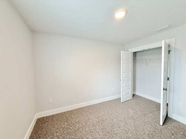 Building Photo - Stunning Townhome - Prime Pensacola Location