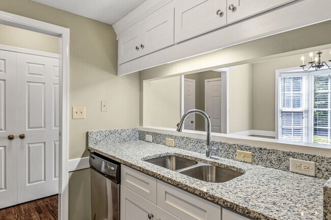 Building Photo - Newly Updated Park Place Townhome in Green...