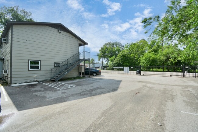 Building Photo - 9211 N Green River Dr